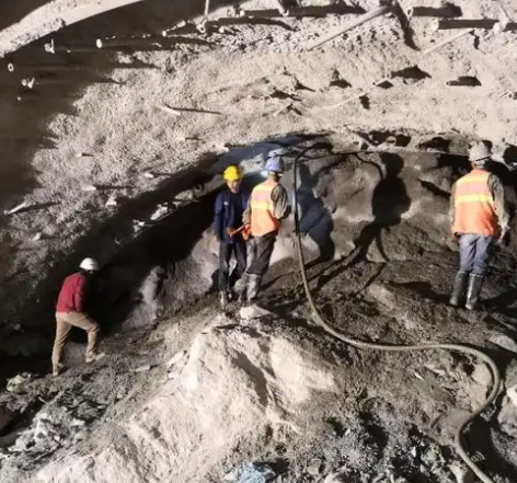 甘德拱顶带模注浆料的施工流程及注意事项